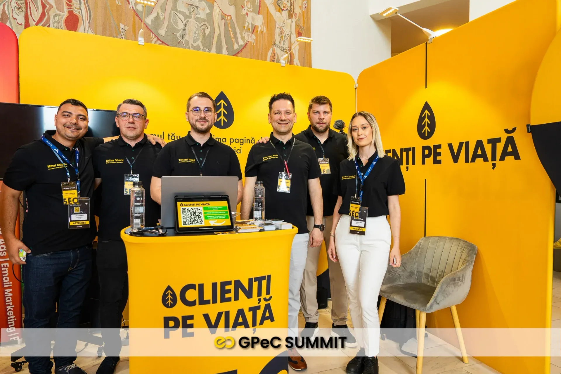 Standul Clienți pe Viață și o colegă din echipă la GPeC Summit