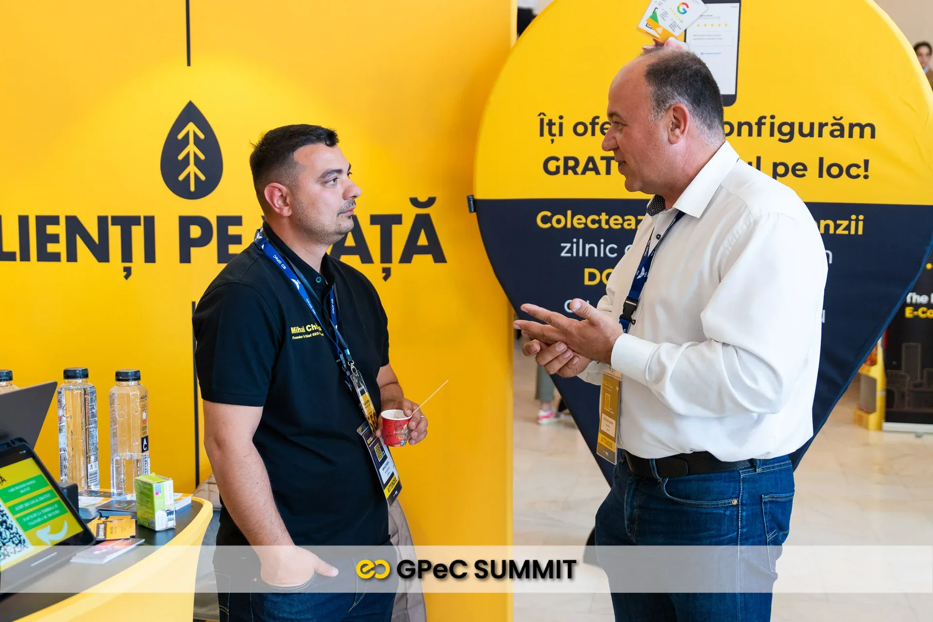 Mihai Chițoiu discutând cu un participant la standul Clienți pe Viață, GPeC Summit 2024